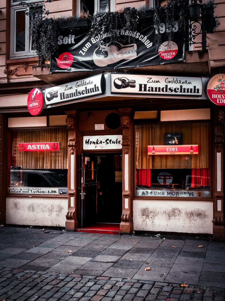 Eingang zur berüchtigten Reeperbahn Kneipe zum gldenen Handschuh