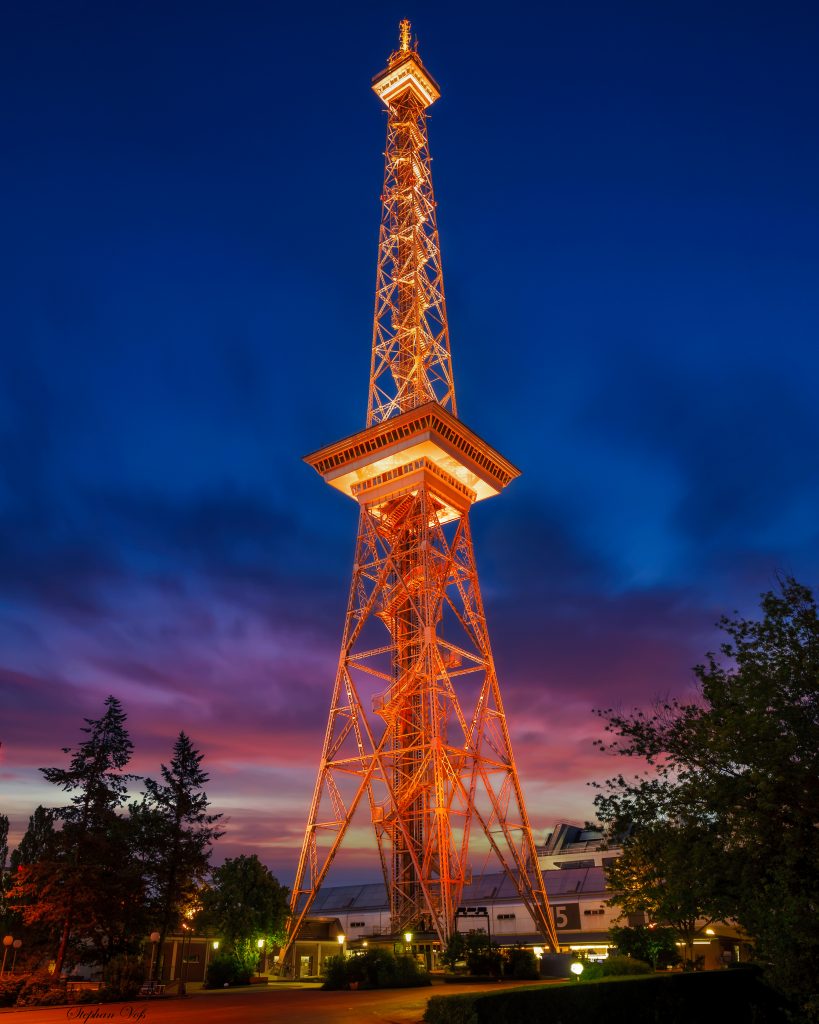 Beleuchteter Berliner Funkturm