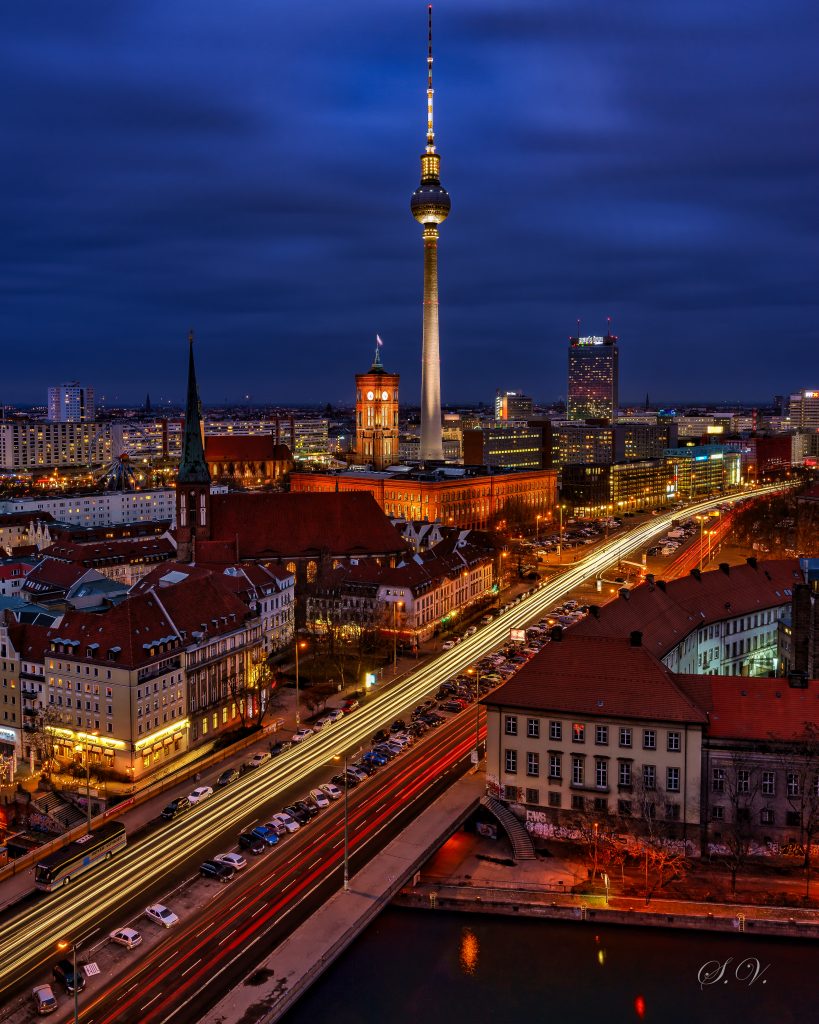 Berliner Fernsehturm zur blauen Stunde