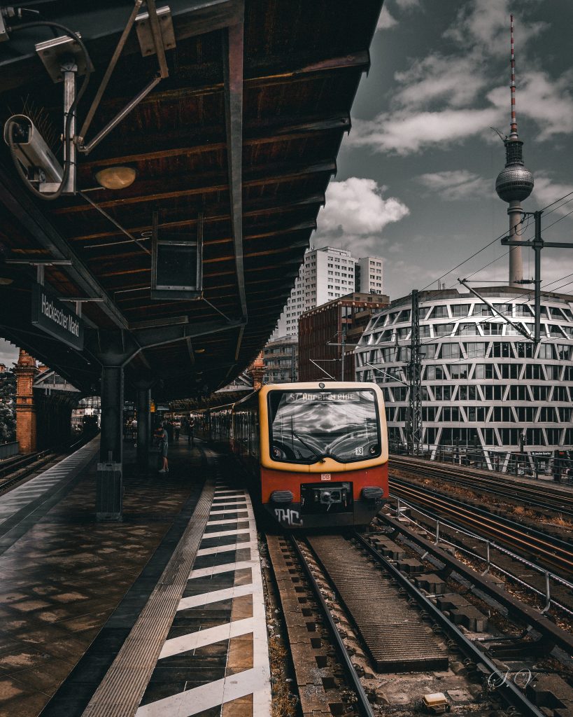 Am Bahnhof Hackescher Markt